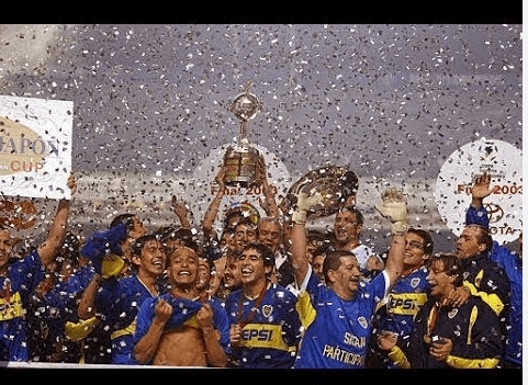 2003: Boca Juniors x Santos - O clube portenho revidou a derrota de 1963 ao fazer 2 a 0, na Bombonera, e 3 a 1, no Morumbi, com brilho de Carlos Tévez. - Foto: Reprodução/Youtube