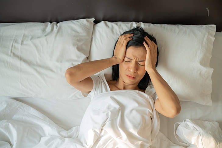 A toxoplasmose geralmente não apresenta sintomas em adultos saudáveis, mas em alguns casos pode causar febre, dor de cabeça, cansaço e dores musculares. Reprodução: Flipar