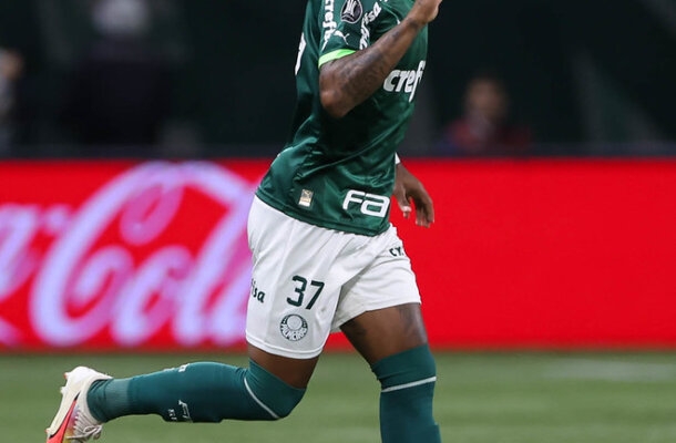 KEVIN - Aberto pelo lado esquerdo, teve tempo para puxar um contra-ataque e chutar por cima do gol do Coritiba. NOTA 6,5 - Foto: Cesar Greco/Palmeiras 