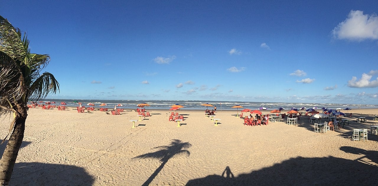 Outra praia muito conhecida é a de Coroa do Meio, que requer atenção porque tem mar mais agitado do que a média no estado, presença de rochas e trechos profundos.   Reprodução: Flipar