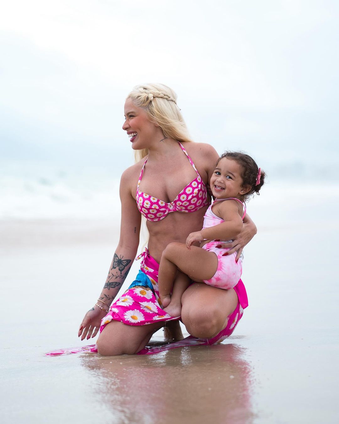 Karoline Lima combina look 'barbiecore' com a filha em praia do Rio de Janeiro Reprodução/Instagram - 13.03.2024