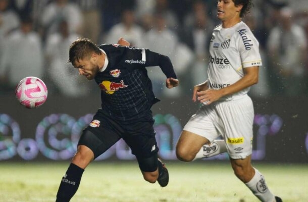 BRAGANTINO - Mais um grande jogo coletivo e com o treinador Caixinha acertando em cheio nas substituições. Todos os jogadores foram muito bem, mas Aderlan sai como o MVP. Mas Sasha, pelos gols e o técnico Caixinha merecem menções honrosas. Não é vice-líder por acaso. NOTA 8,0. Foto:  Ari Ferreira/Bragantino