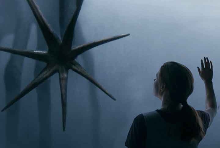 A Chegada (2016): dirigido por Denis Villeneuve, é um drama de ficção científica que segue a linguista Louise Banks (Amy Adams), que é chamada para ajudar a decifrar a linguagem de visitantes alienígenas que chegaram à Terra. Enquanto ela trabalha para entender a comunicação dos extraterrestres, ela enfrenta desafios emocionais e éticos relacionados ao contato interplanetário. A narrativa não linear e a abordagem filosófica criam uma experiência de visualização envolvente e reflexiva. Reprodução: Flipar