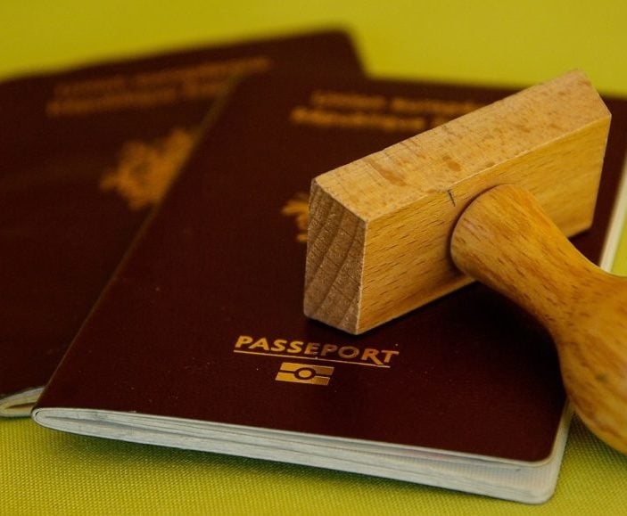 Com algumas regras estabelecidas para quem é de outras partes do mundo, incluindo a exigências de vistos, seguro-viagem, comprovantes de ida e volta, entre outros documentos. 