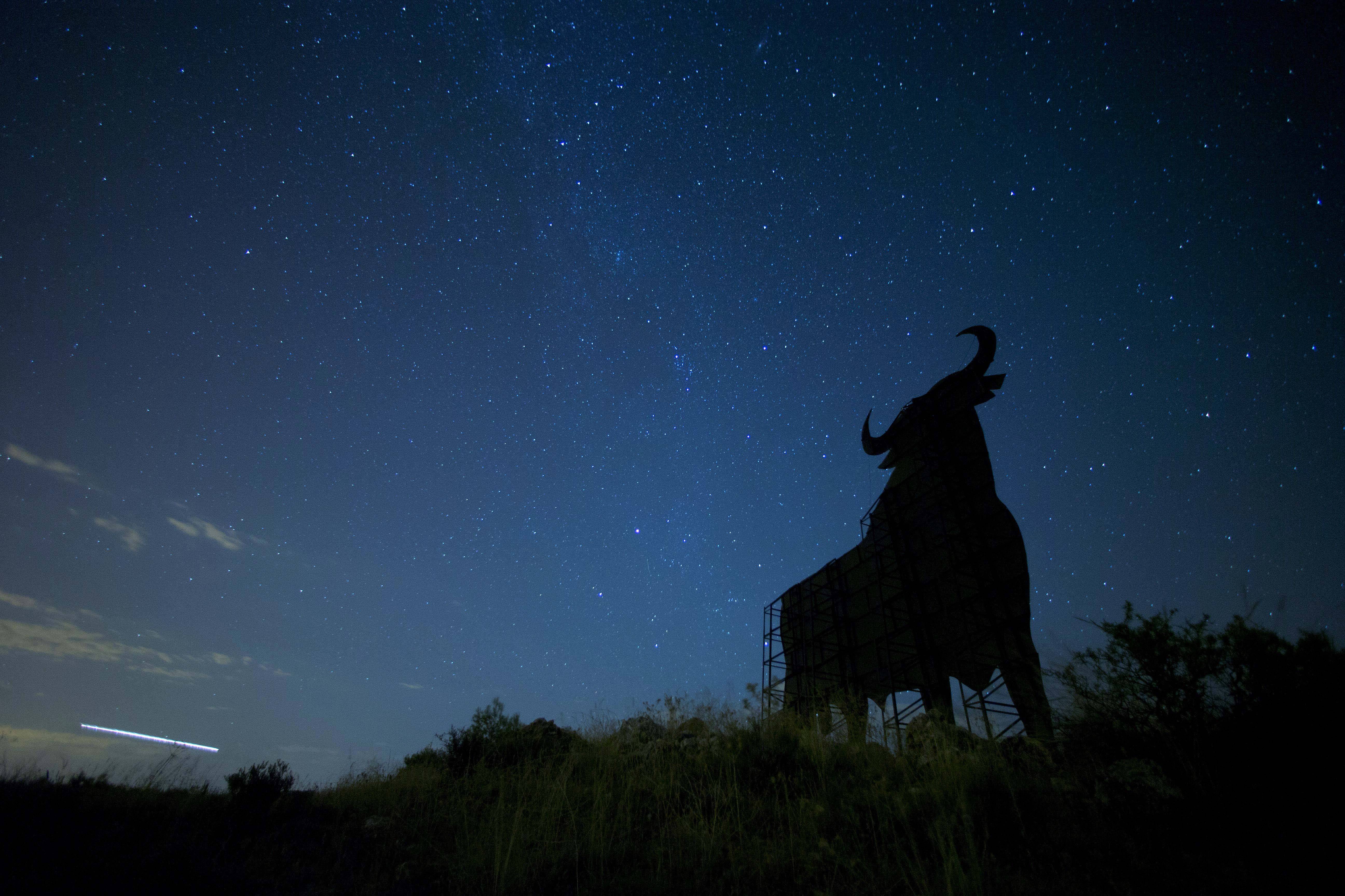 Meteoros Perseidas riscam o céu do Vilarejo de Salvanes, na Espanha, durante a chuva anual de meteoros AP