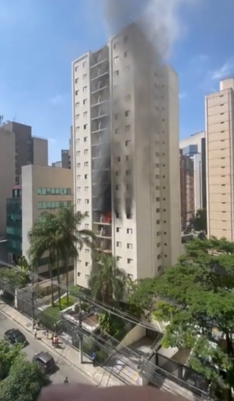 Foi na Rua do Rocio, no Itaim Bibi, bairro da zona sul de São Paulo. . O incêndio atingiu o apartamento de Maya no sexto andar.