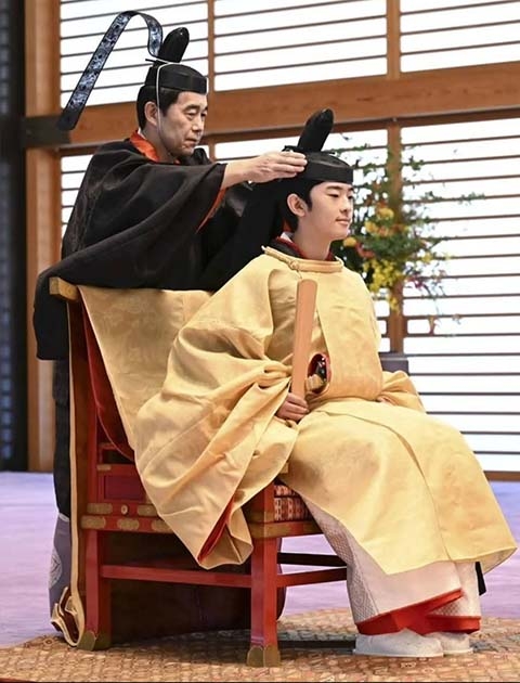 Este acontecimento é significativo, pois marca a primeira cerimônia de maioridade de um integrante masculino da família imperial em quatro décadas. Hisahito é sobrinho do imperador Naruhito e ocupa a segunda posição na linha de sucessão ao trono, atrás apenas de seu pai, o príncipe Fumihito. 
 Reprodução: Flipar