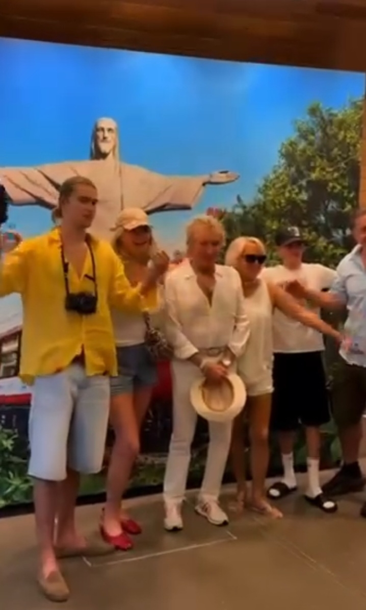O cantor britânico Rod Stewart está no Rio de Janeiro aproveitando férias com a família. No dia 25 de outubro de 2025, ele visitou o Cristo Redentor, no Rio de Janeiro, e foi a sensação para a equipe do Corcovado, que postou vídeo nas redes sociais.  Reprodução: Flipar