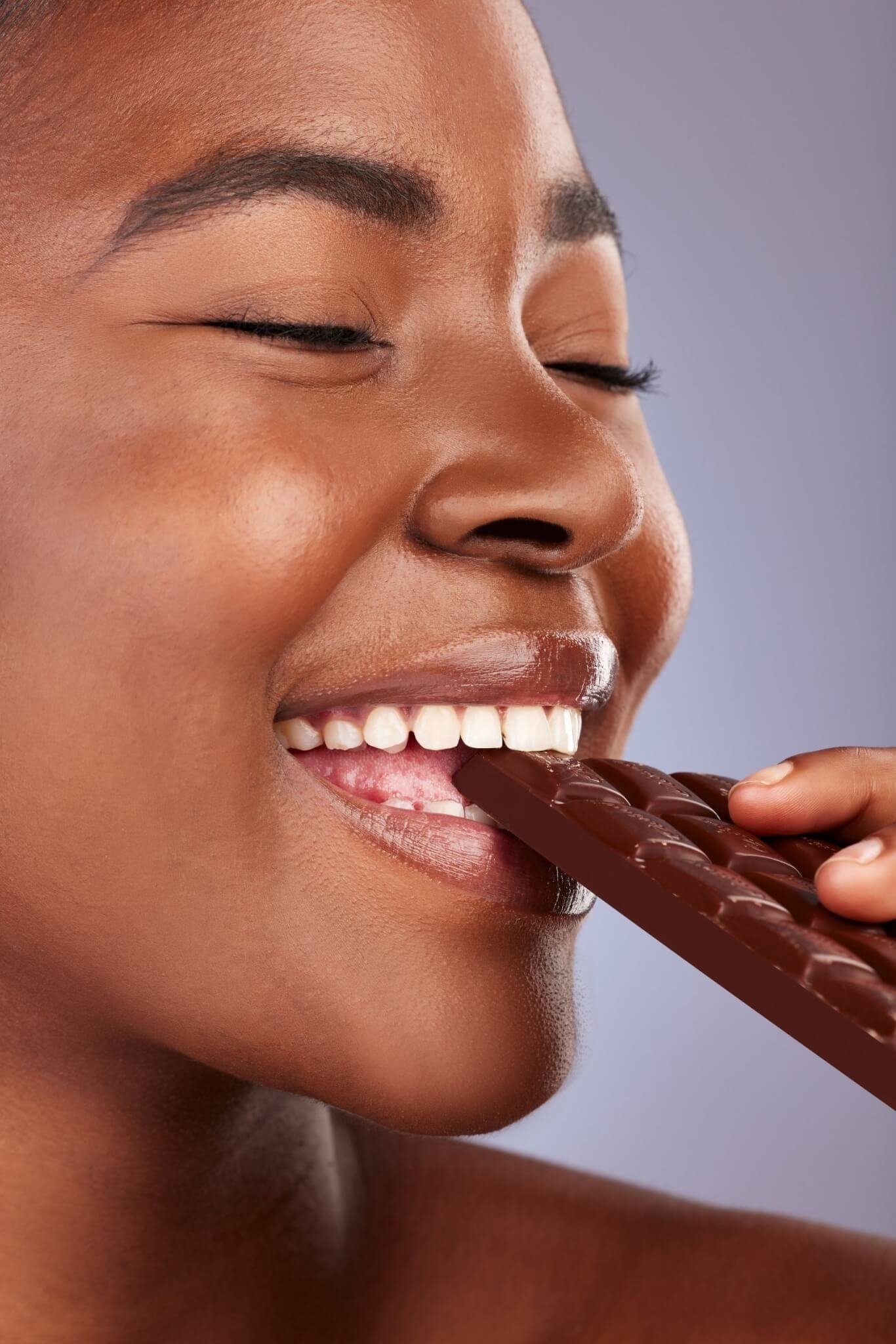 4. Chocolate amargo e meio amargo são melhores para pele? Verdade. Chocolate com mais de 50% de cacau e o padrão ouro (com mais de 70%) fornecem os benefícios antioxidantes dos flavonoides do cacau e podem ser ricos em vitamina C e E, cálcio, fósforo, ferro, potássio e sódio. “Essa é realmente a melhor opção, já que traz menos quantidade de carboidratos e açúcar, além de contar com ação antioxidante e anti-inflamatória [...]”, afirma a dermatologista. Reprodução: EdiCase