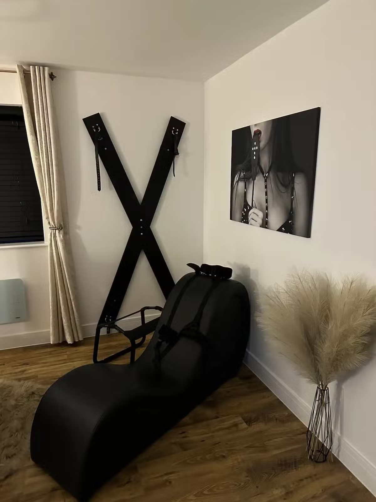 O quarto tem móveis que parecem ferramentas de torturas Reprodução/Airbnb