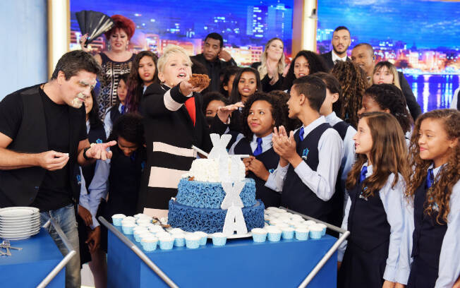 Com o coral da Fundação Xuxa Meneghel, apresentadora celebrou aniversário. Foto: Blad Meneghel/Divulgação