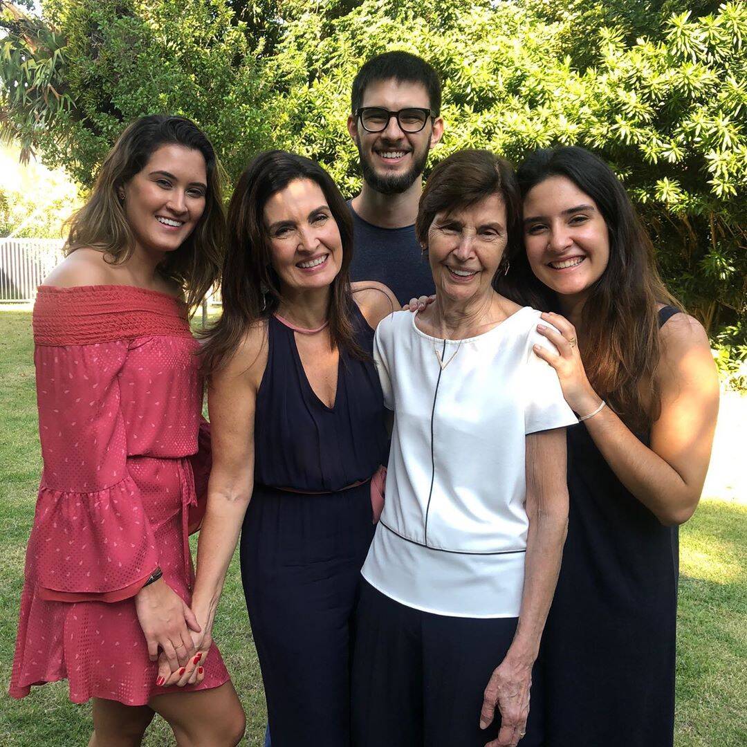Fátima Bernardes com os filhos trigêmeos Laura, Beatriz e Vinícius. Foto: Reprodução/Instagram/@fatimabernardes