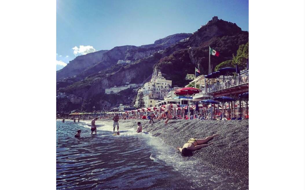 Praia de Amalfi beach, na Itália, é mais um ponto que mereceu um registro da artista. Foto: Reprodução/Instagram/@stefdies