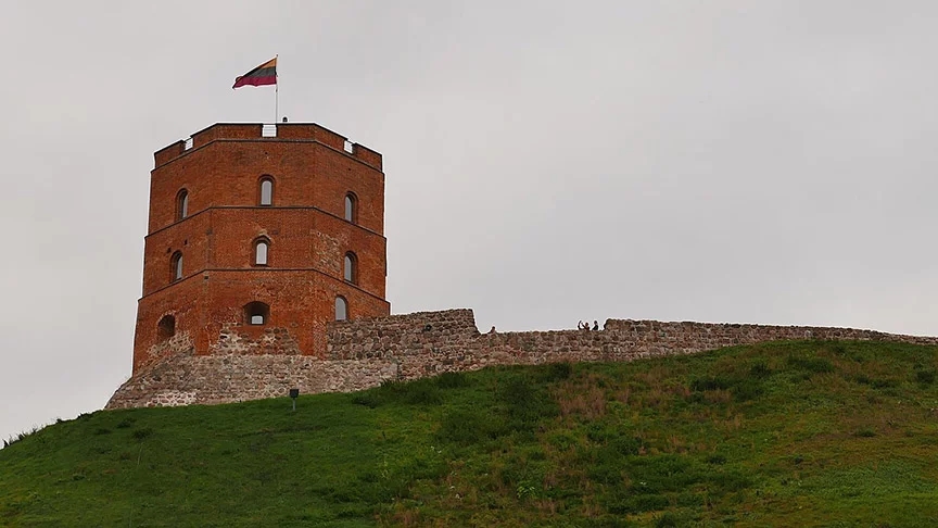 Lituânia - É um país com belas construções góticas, barrocas e renascentistas. A Torre de Gediminas (foto), no alto de uma colina, fornece visão panorâmica da capital Vilnius.  Reprodução: Flipar