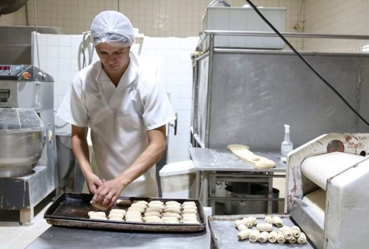 Padaria, também chamada de panificadora, é um estabelecimento especializado em produzir e vender gêneros alimentícios feitos a partir de farinha, como pães, bolos, biscoitos, etc…
 Reprodução: Flipar