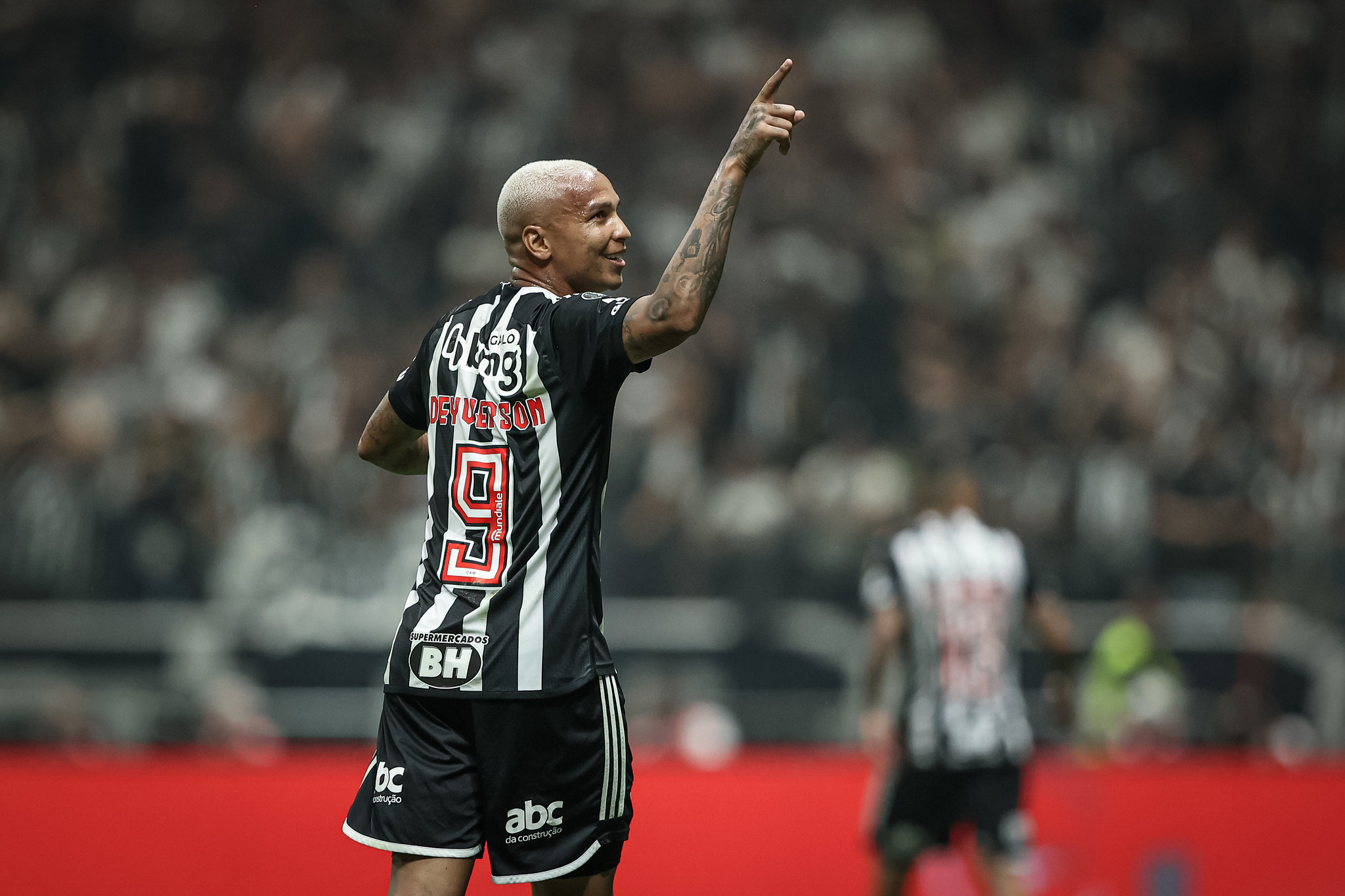 Deyverson marcou 2 na vitória por 3 a 0 sobre o River Plate Pedro Souza/Galo