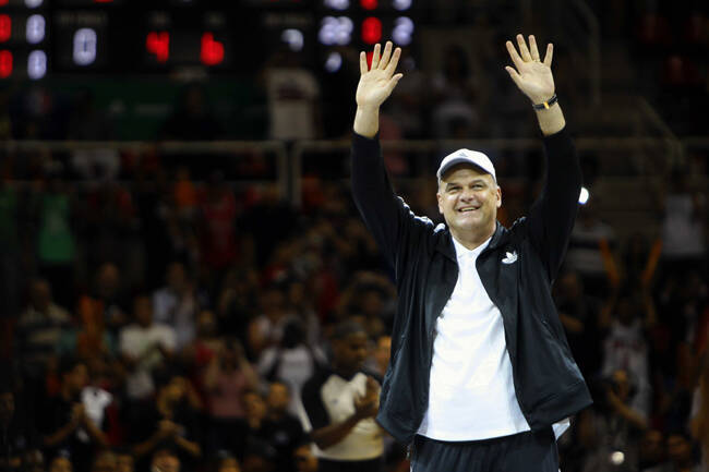 O ex-ala Oscar Schmidt é saudado pelo público no HSBC Arena, antes do início do jogo entre Chicago Bulls e Washington Wizards. Foto: Ernesto Carriço/Agência O Dia