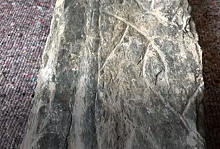 Aliás, segundo especialistas do Manx National Heritage, a pedra que compõe os objetos possui mais de mil anos. Além disso, ressaltaram que as cruzes são uma das maiores heranças da fé cristã  e da influência viking na região.  Reprodução: Flipar