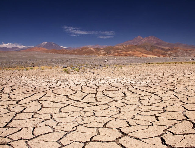 Deserto do Atacama (Chile) - É o deserto mais seco do mundo, com uma paisagem que envolve picos rochosos, lagos salgados e dunas. Em algumas partes, não chove há 500 anos. Sem água e nutrientes no solo, não há plantas. As temperaturas são extremas: 0ºC de dia e 40ºC à noite. 