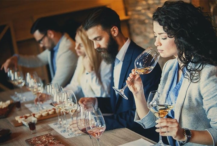 Em um estudo recente, jornalistas de TV da Bélgica armaram um esquema para provar que especialistas em vinho, eventualmente, podem se guiar pela fama dos rótulos para avaliar a qualidade da bebida. Reprodução: Flipar