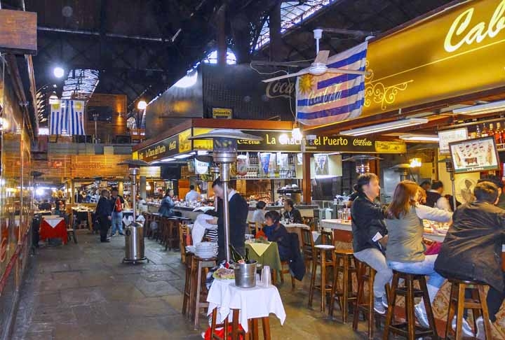 O Mercado del Puerto, em Montevidéu, está localizado no bairro Ciudad Vieja, ao lado do centro da cidade. Criado em 1868 como um mercado comum que vendia alimentos, é considerado um incrível ponto turístico, contando com alguns dos melhores restaurantes da cidade.  Reprodução: Flipar