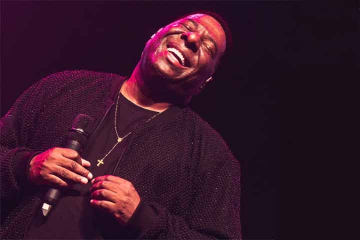 Durante a atração, o apresentador tentou persuadi-la a doar um de seus rins à irmã. Maria da Graça recusou, explicando que não poderia se afastar do trabalho nem desistir de um concurso público para o qual estava inscrita - caso aprovada, ela ganharia um salário mensal de cerca de R$ 700 na época. 
 Reprodução: Flipar