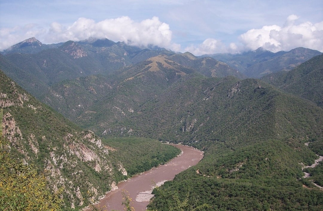 O México abriga numerosos lagos e lagoas em seu território, mas a maioria é pequena. E há vários rios, sendo o Rio Grande (foto) o maior do país, com 3.034 km de extensão, na fronteira com os EUA. Reprodução: Flipar