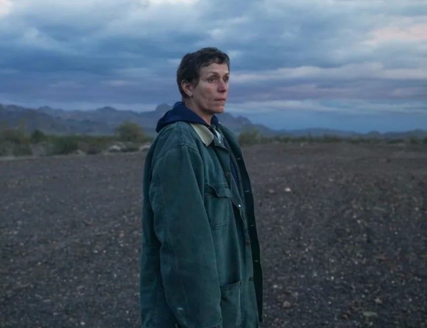 Nomadland (2021)
Dirigido por Chloé Zhao, estrelado por Frances McDormand, David Strathairn e Linda May.
Após perder tudo na Grande Recessão, uma mulher embarca em uma jornada pelos EUA como nômade moderna, encontrando comunidade e resiliência.  Reprodução: Flipar