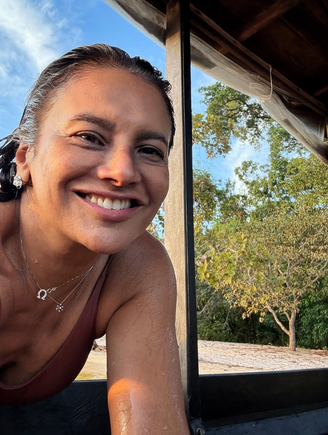 Dira Paes faz selfie. Foto: Reprodução Instagram @dirapaes