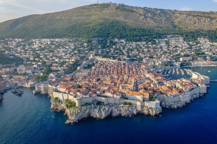 Dubrovnik - Não é a capital, mas, certamente, é a cidade mais famosa da Croácia. Até porque faz parte do trajeto de diversos cruzeiros que percorrem a Europa.  Reprodução: Flipar