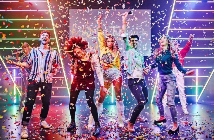 Os visitantes podem participar de simulações, tirar selfies com as figuras de cera e, em algumas unidades, experimentar atividades de realidade virtual que os colocam em cenas icônicas ao lado de seus ídolos. Reprodução: Flipar