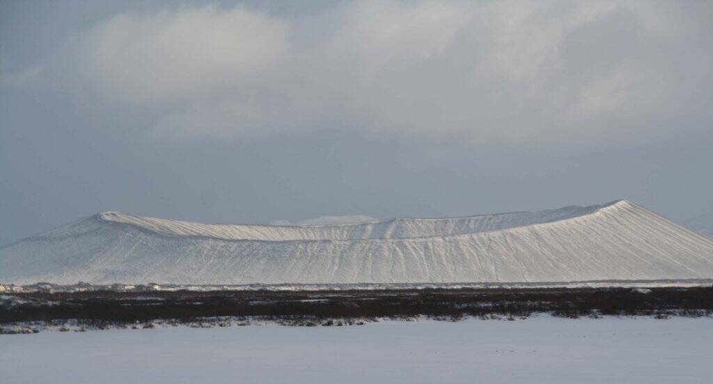 O vulcão Hverfjall (Islândia) foi outra locação que compôs a paisagem ao norte da Muralha. Foto: Wikimedia Commons