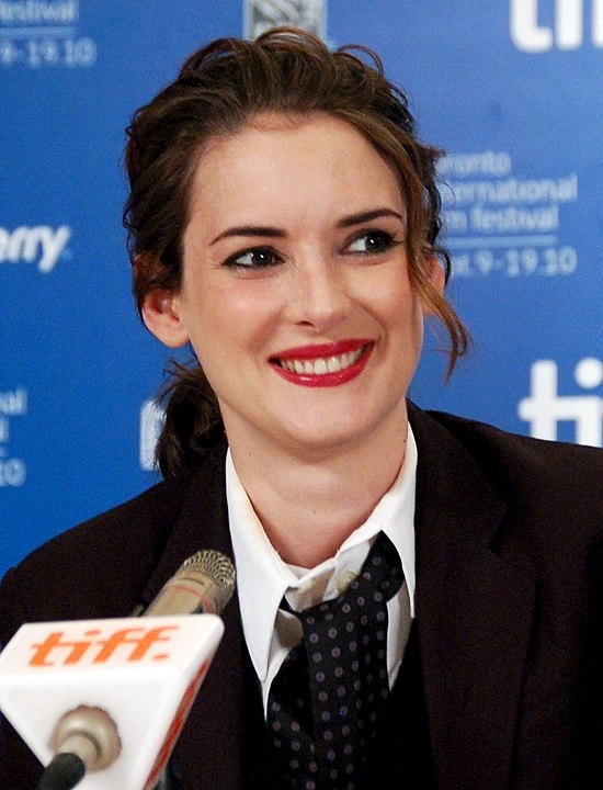 A atriz americana Winona Ryder, que fez 53 anos em 29/10/2023, tem este prenome mesmo, inspirado na localidade de Winona, em Minnesota, onde nasceu. Mas o sobrenome foi adotado em homenagem ao cantor Mitch Ryder. Seu nome original é Winona Laura Horowitz.  Reprodução: Flipar