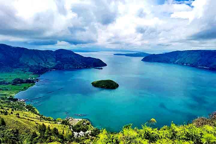 O Lago Toba (Indonésia) ocupa 1.130 km² e atinge 505 m de profundidade. Maior lago vulcânico do mundo, foi formado por uma erupção catastrófica há 75.000 anos e hoje é um importante destino turístico.

 Reprodução: Flipar
