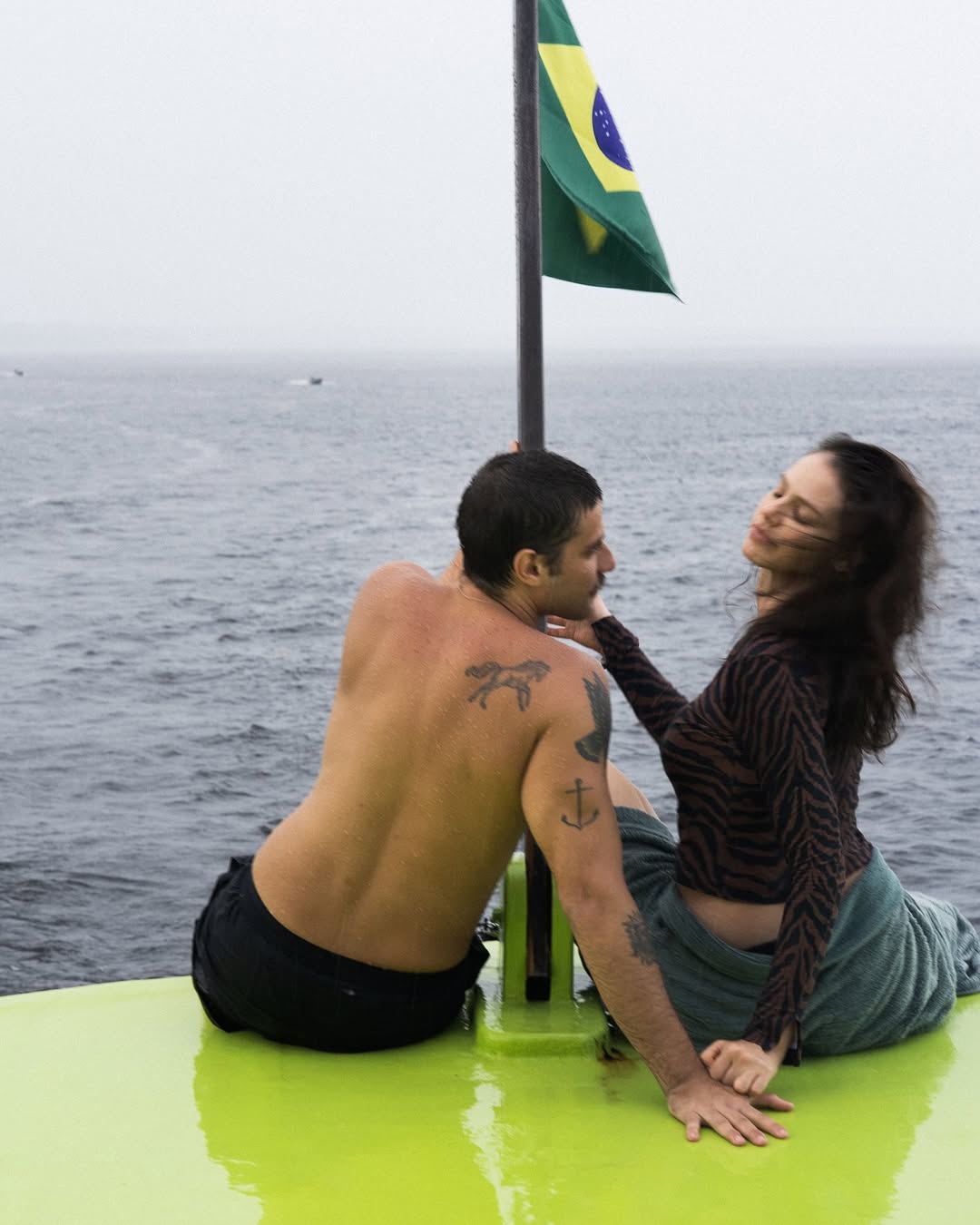 Chay Suede e Laura Neiva passeiam de barco. Foto: Reprodução Instagram - 19.4.2025