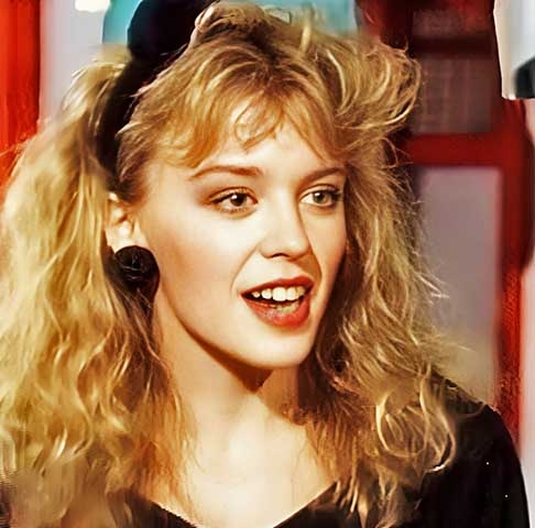 A cantora é a única artista feminina a liderar a parada de álbuns no Reino Unido e aparecer no top dez da parada de singles britânica por cinco décadas consecutivas. 
 Reprodução: Flipar