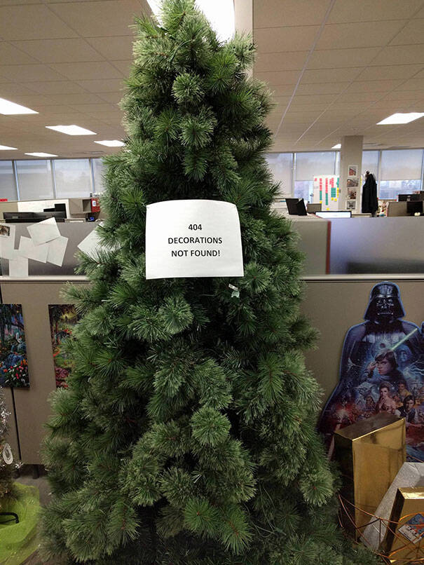 Em uma empresa de tecnologia, os funcionários fizeram uma "decoração temática" na árvore de Natal. Foto: Reprodução/Reddit