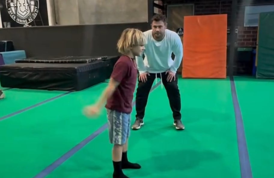 Em novembro, o intérprete do herói Thor, da Marvel, publicou vídeo em que tentava ensinar um dos filhos a dar um mortal para trás. Chris Hemsworth fez uma montagem para simular que conseguiu fazer o movimento, mas seguidores perceberam que de uma etapa para outra o ator vestia calças diferentes. “O cara além de virar ele muda a roupa em segundos, só podia ser o Thor mesmo”, satirizou uma internauta.
 Reprodução: Flipar
