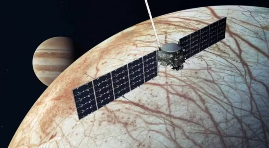 A sonda Europa Clipper, na Nasa, agência espacial americana, foi lançada em direção à lua Europa, que fica na órbita de Júpiter.  Muita  gente não sabe, mas os outros planetas também  têm luas. Reprodução: Flipar