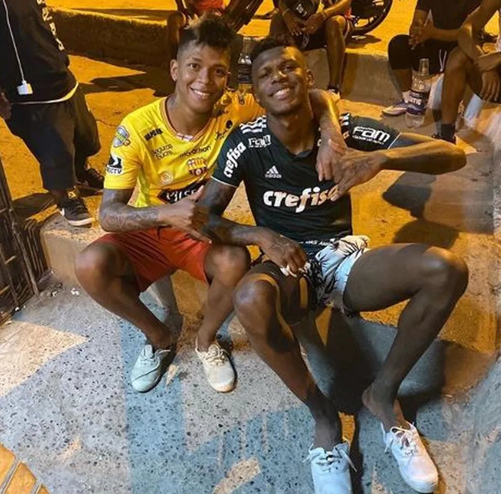 Arboleda (2019) - Em dezembro daquele ano, o zagueiro do São Paulo curtia férias no Equador quando apareceu vestido com uma camisa do Palmeiras. Foto: Reprodução