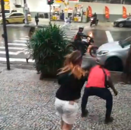 O vídeo das agressões, estarrecedor, viralizou nas redes sociais, causando indignação. 