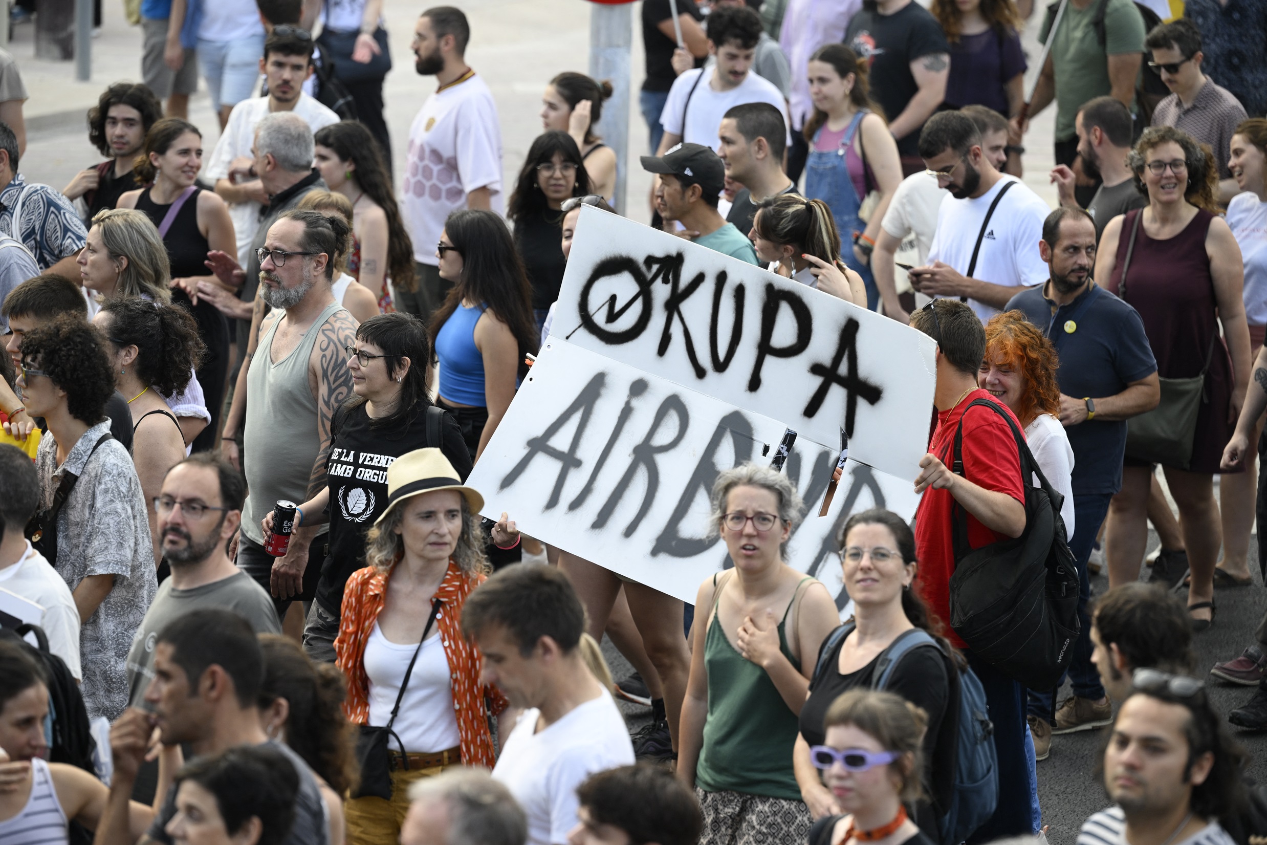 Manifestantes marcham durante protesto contra o turismo de massa no beco de Las Ramblas, em Barcelona, ​​em 6 de julho de 2024 Josep Lago/AFP