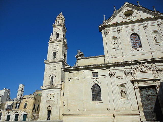 Catedral de Lecce - Dedicada à Assunção da Virgem Maria. Construída em 1144, passou por reforma em 1230 e 1659. Tem 12 capelas laterais, cada um dedicada a um santo.  Reprodução: Flipar