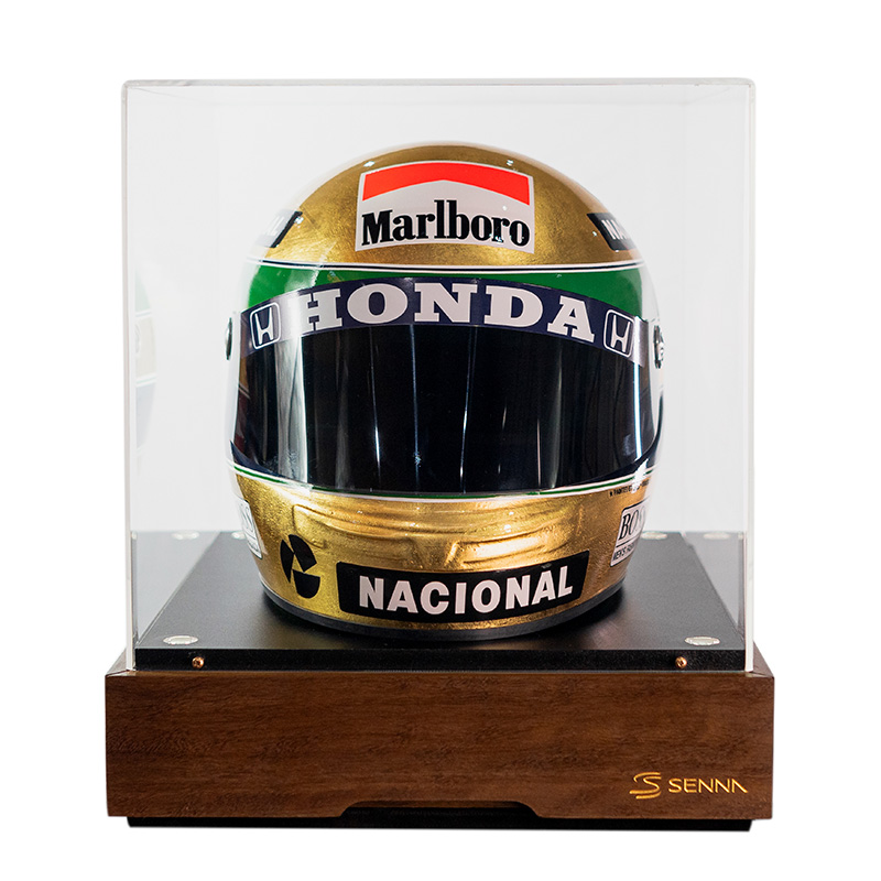 Réplica do capacete de Ayrton Senna folheado a ouro Divulgação