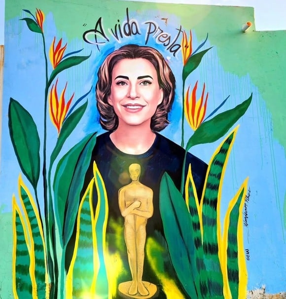 As três indicações ao Oscar de “Ainda Estou Aqui” têm gerado homenagens das mais diversas pelo Brasil. Um exemplo está na cidade de Juazeiro do Norte, no Ceará, que ganhou um mural para Fernanda Torres, candidata na categoria de Melhor Atriz. 
 Reprodução: Flipar