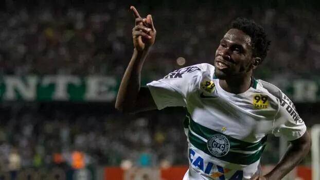 Negueba marcou para o Coritiba contra o Atlético-PR. Foto: Twitter/Reprodução