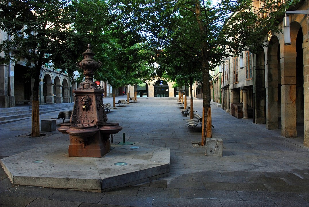 E fechando as praças de Pontevedra, a Plaza de la Verdura era o local do antigo mercado de hortaliças, frutas e castanhas. Daí seu nome. O mercado funcionava todas as manhãs, exceto aos domingos e feriados. Reprodução: Flipar