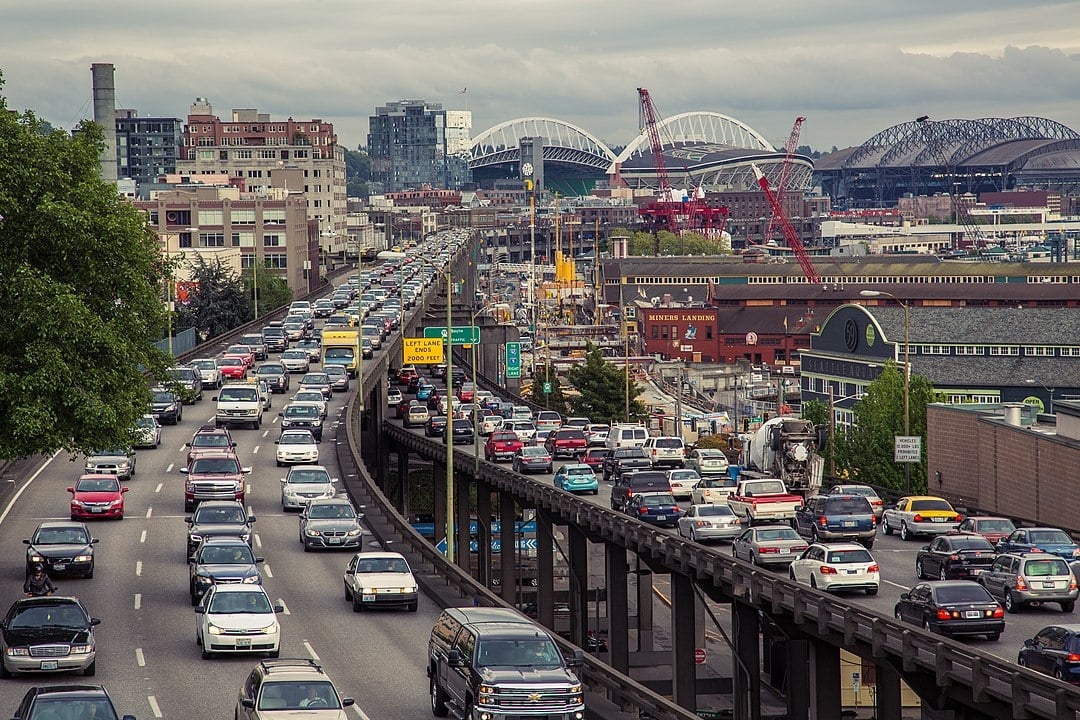 Mas os Estados Unidos e o Canadá, que também foram colonizados pela Inglaterra, nem por isso se deixaram influenciar neste aspecto. E ambos têm a mão francesa. Na foto, trânsito em Seattle, EUA.  Reprodução: Flipar