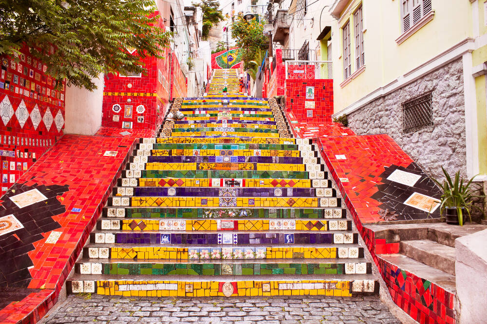 A Escadaria Selarón se tornou um ponto de fotos para os turistas . Foto: shutterstock 
