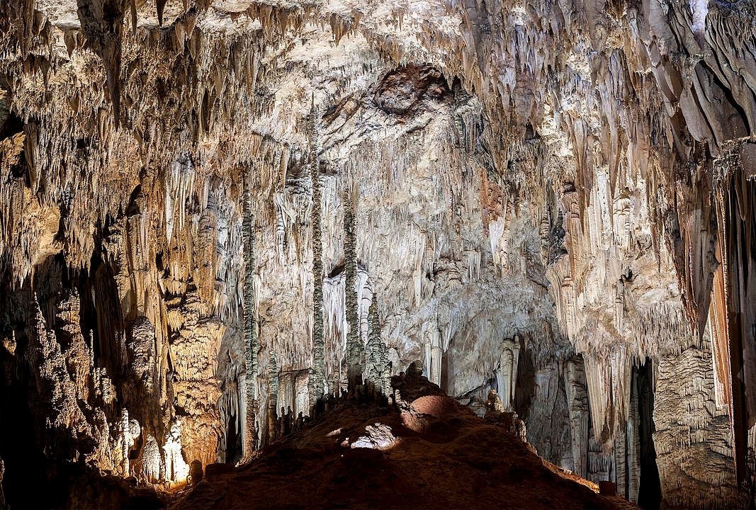 Caverna do Diabo (Brasil) - Fica no Parque Estadual Caverna do Diabo, em Eldorado (SP). É a maior caverna do estado. Descoberta por pesquisadores há mais de 100 anos. Dos 8.650m de extensão,  600m são acessíveis aos turistas, com sistema de luz, passarelas, escadas e corrimãos Reprodução: Flipar